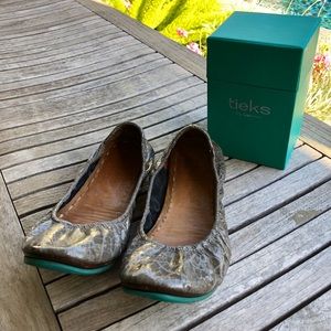 Tieks Slate Grey Croc Patent Ballet Flats Sz 8